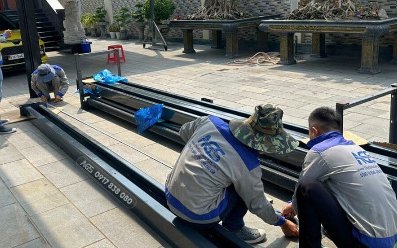 Kỹ thuật viên AGS đang tiến hành lắp đặt sàn nâng ô tô 3 tầng nổi