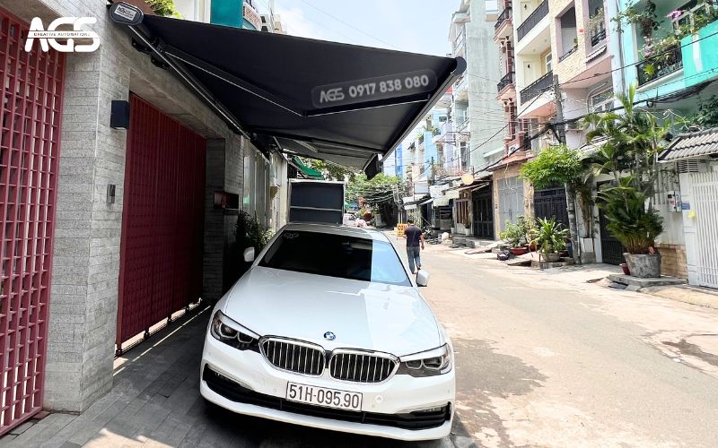 Chiếc xe hơi được bảo vệ khỏi mưa nắng 100%.