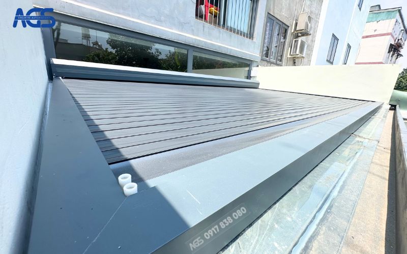Mái nhôm AGS có con lăn dẫn hướng, giúp chống xô nan khi đóng mở