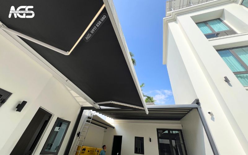 Mái hiên khung trắng bạt xám phù hợp với tổng thể biệt thự.