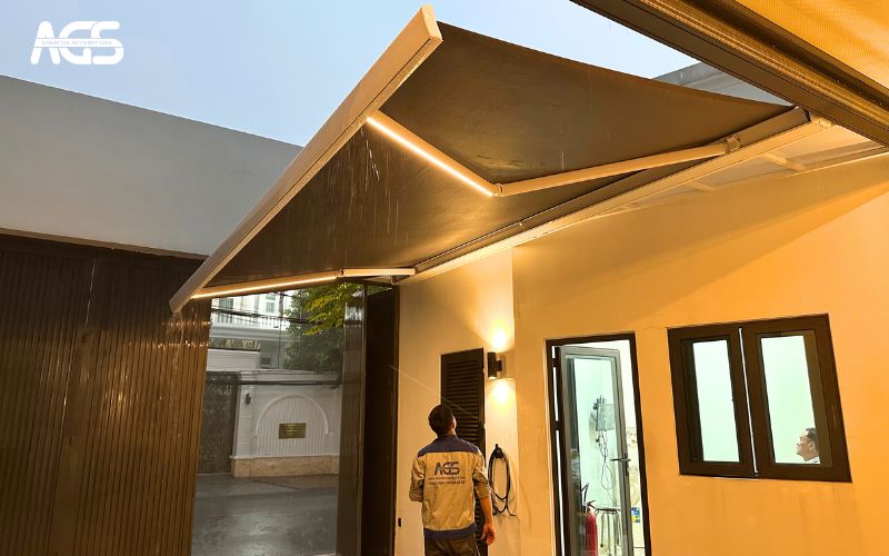 Nhân viên AGS kiểm tra độ dốc, đảm bảo không đọng nước trên mái.
