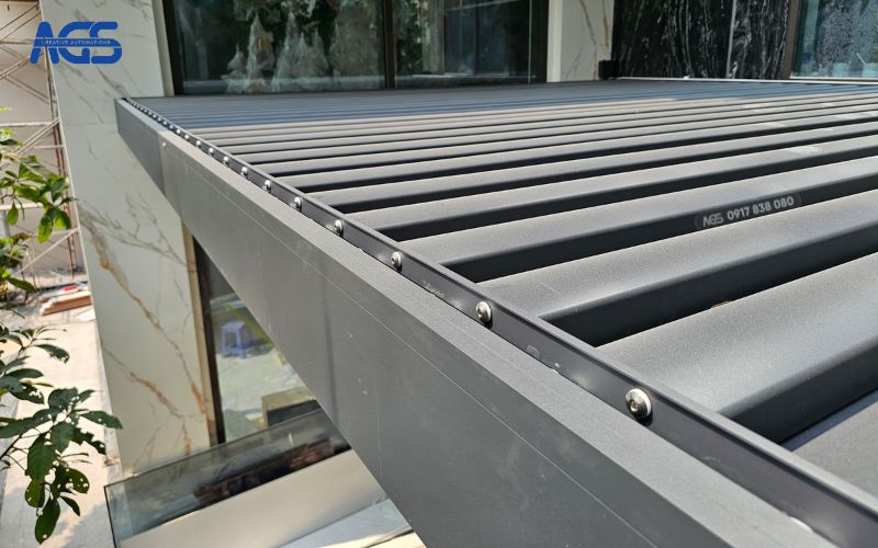 Mái che làm từ khung nhôm cao cấp, có độ bền bỉ cao
