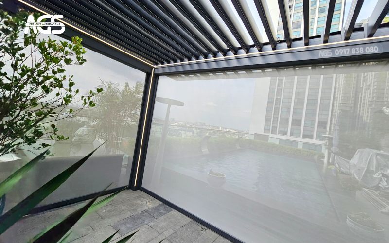 2 bộ mành mát khi đóng lại để chắn mưa, gió