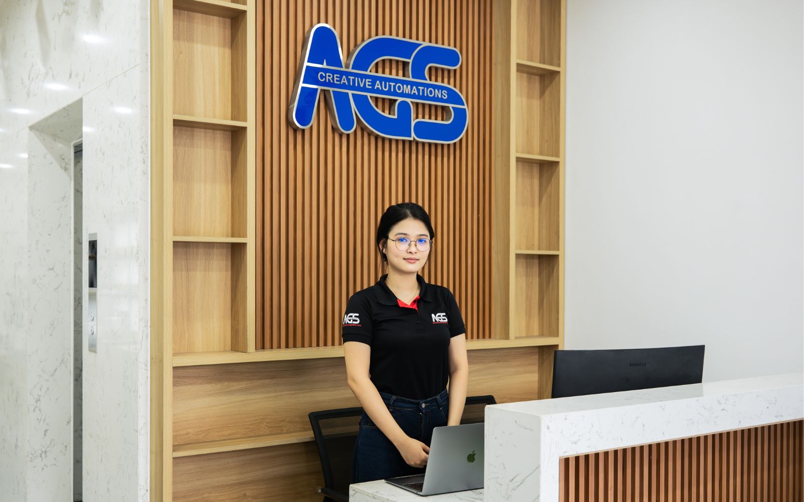 Khách hàng có thể đến trực tiếp showroom để xem trực tiếp sản phẩm