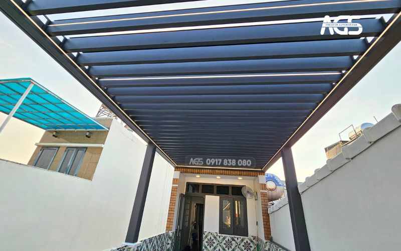Mái nhôm xếp lật che chắn toàn bộ khu vực sân thượng.