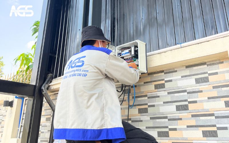 Nhân viên AGS lắp hệ thống điều khiển