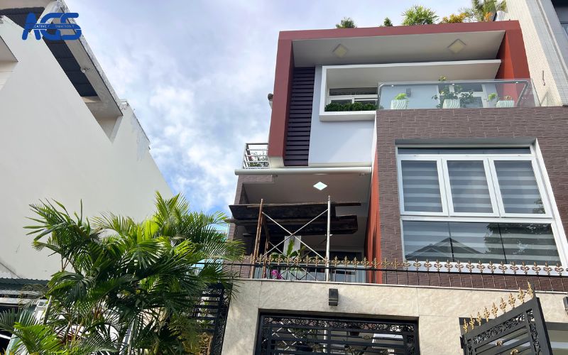 Mái che khung trắng rất phù hợp với khu vực ban công tầng 2.