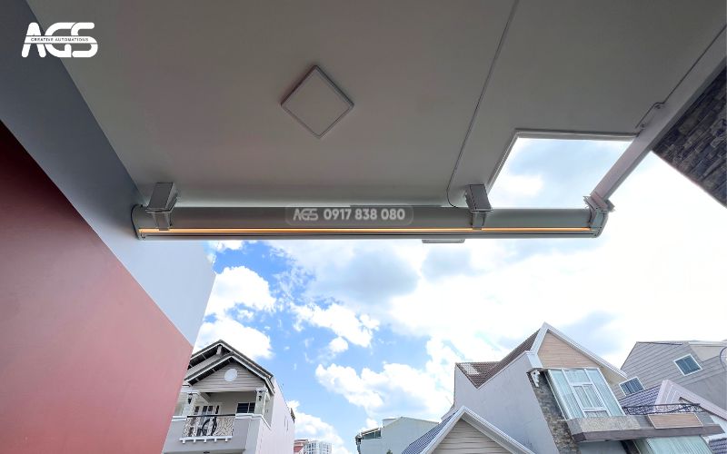 AGS chế thêm một cây sắt đỡ đầu mái để mái hiên chắc chắn hơn.