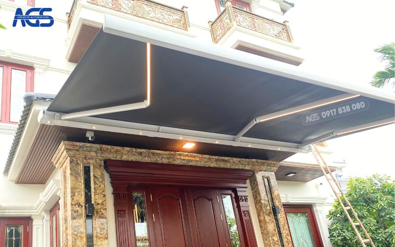 Mái hiên AGS giúp che chắn nắng mưa, bảo vệ bộ cửa gỗ quý.