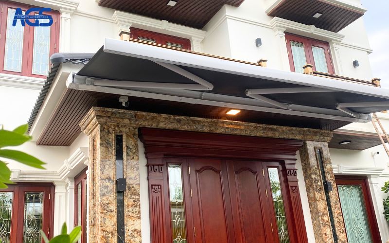 Mái hiên dài 6 mét, hệ 3 tay càng cứng cáp.