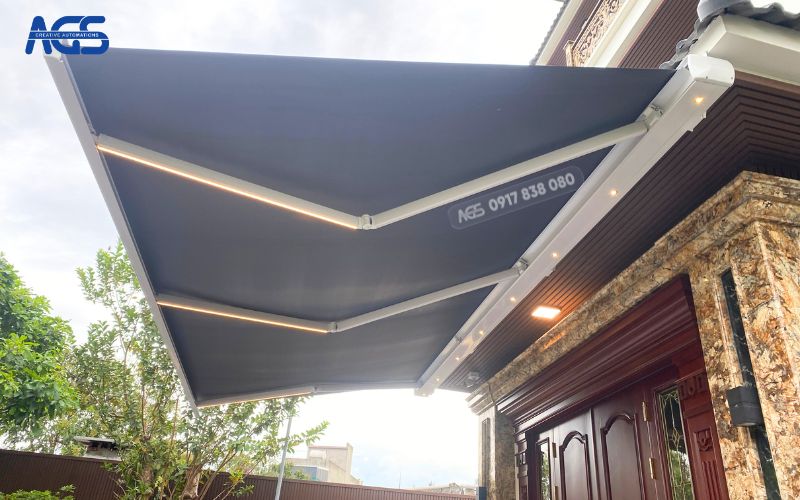 Diện tích che phủ rộng, bảo vệ cửa gỗ quý theo yêu cầu.
