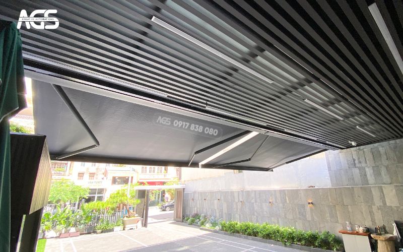 Hai mái hiên có diện tích đến 24m2