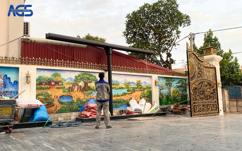 Mái hiên được lắp gọn gàng bên tường trước sân nhà.