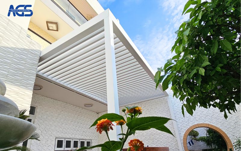 Mái nhôm xếp lật cao cấp AGS nâng tầm không gian sân vườn.