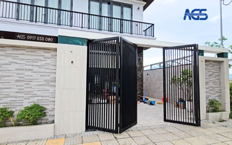Mô tơ âm sàn giúp đóng mở 4 cánh nhanh gọn.