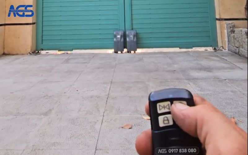 Mô tơ cổng xoay AGS được điều khiển qua Remote