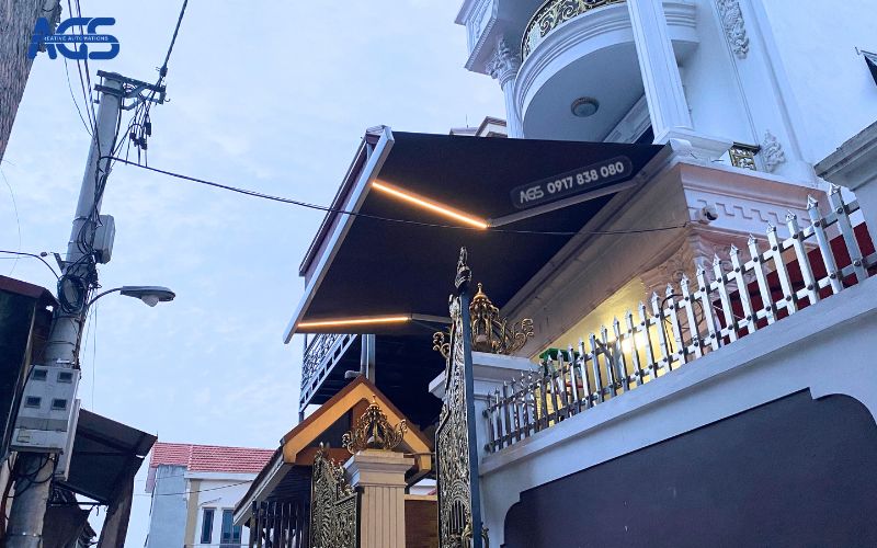 Mái che hiên tôn thêm vẻ đẹp cho mặt tiền căn nhà.