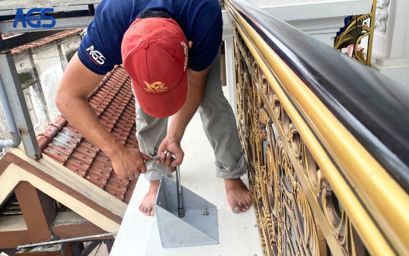 Nhân viên AGS gia cố mã thép để mái che chắc chắn, thẩm mỹ hơn.