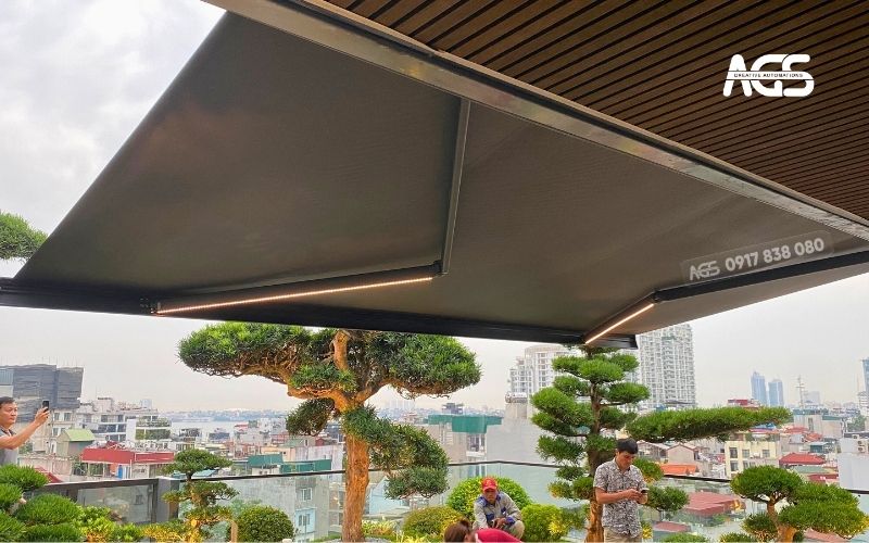 Mái hiên che nắng gắt tại tầng 9 penthouse.