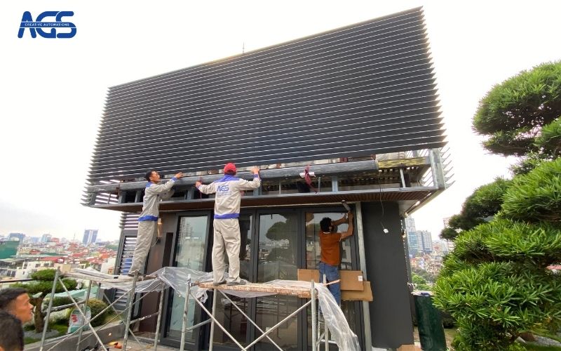 Nhân viên AGS lắp đặt cấp tốc để sớm bàn giao công trình.