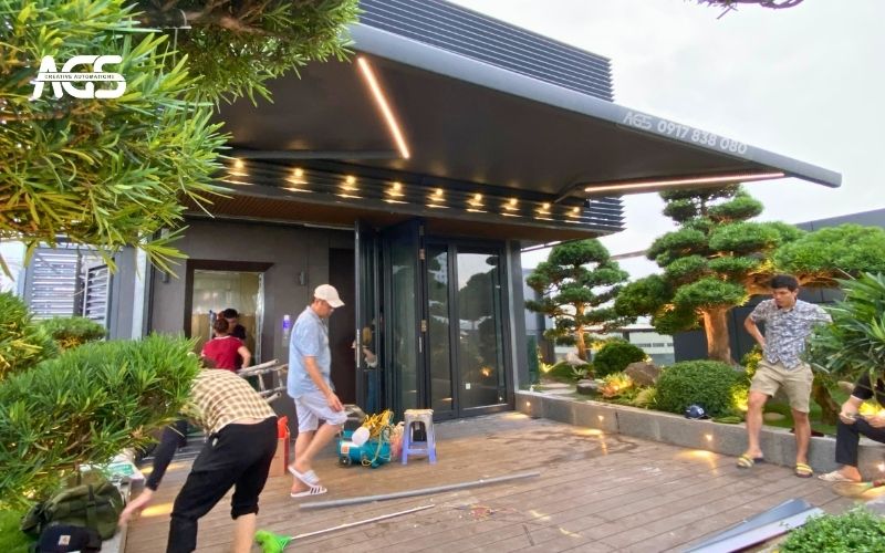 Mái che khung xám bạt xám cùng tông màu với penthouse.