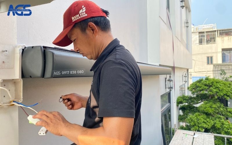 Nhân viên AGS đấu nối đầu điện vào hệ thống mô tơ mái che.