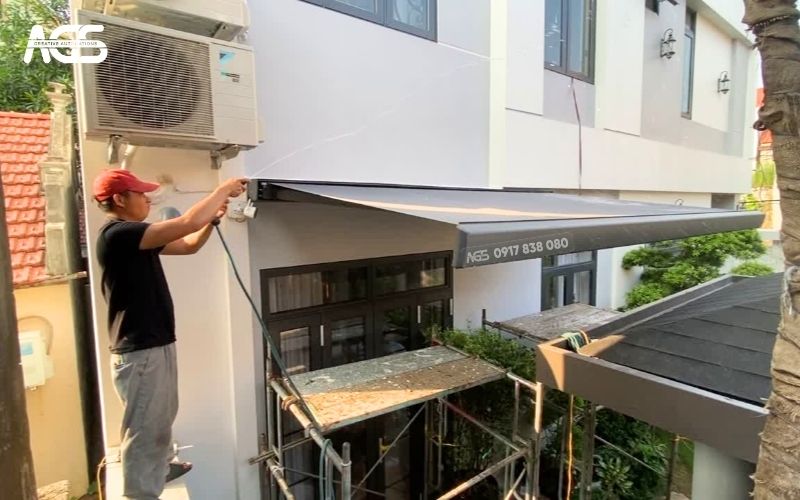 Nhân viên AGS phun nước để kiểm tra mái che.