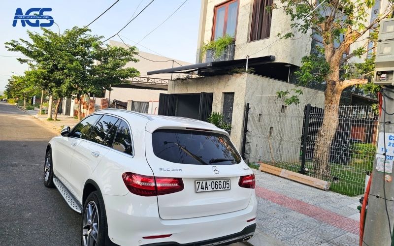 Mái che AGS che sân trước và làm khu vực đỗ xe ô tô.