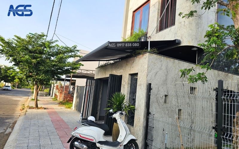 Mái hiên AGS giúp tôn thêm vẻ đẹp cho căn nhà mặt tiền trung tâm.