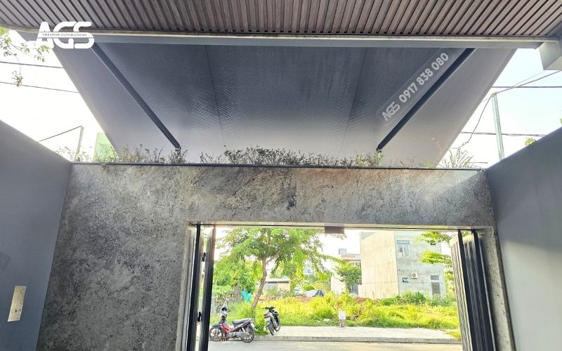 Sản phẩm có tông màu xám rất phù hợp với tường xung quanh.