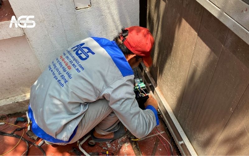 Nhân viên AGS tiến hành lắp đặt mô tơ cổng trượt tại nhà anh Bảy