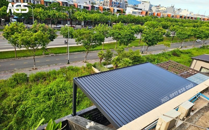 Mái che nhôm xếp lật AGS trên sân thượng nhà chị Đào.