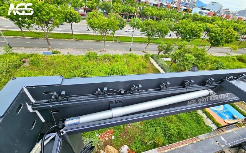 Sản phẩm hiện đại với mô tơ đóng mở bên trong.