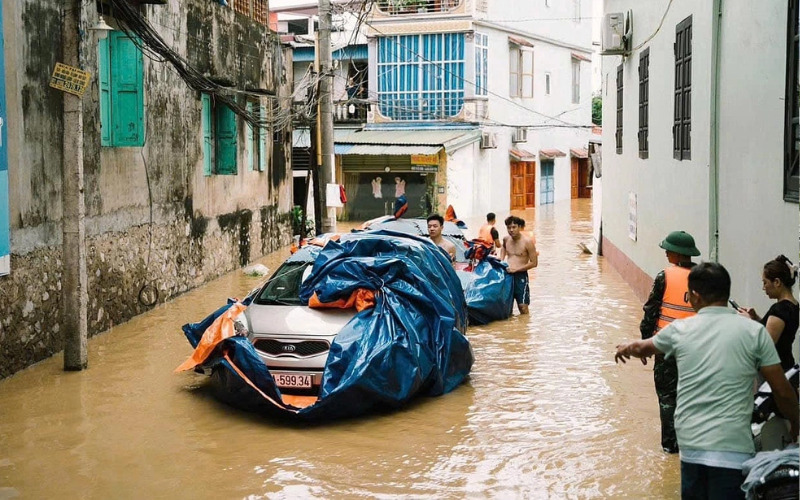 Dùng bạt bọc xe tránh nước lũ là giải pháp tiết kiệm, song cần chú ý chọn loại bạt chất lượng