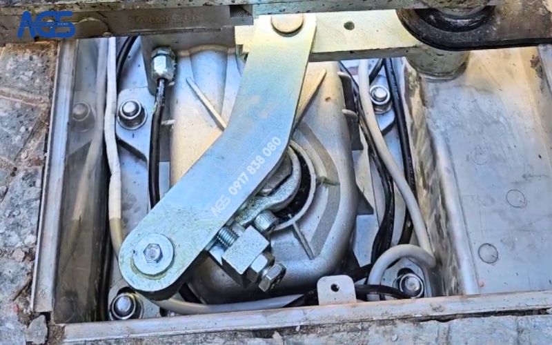 Hệ mô tơ âm sàn sẽ lắp ở hai bên trụ cổng