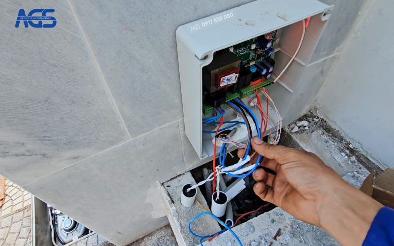 Hộp điều khiển mô tơ được lắp ngay cột trụ.