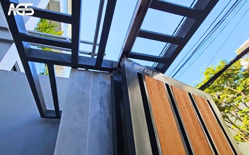 Với cổng gập 4 cánh thì cần lắp thêm ray dẫn hướng ở trên.