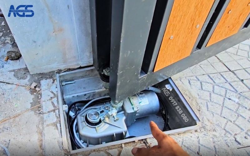 Mô tơ được lắp trong hộp đế đã chuẩn bị trước đó.