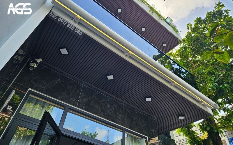 Mái hiên tự cuốn gọn gàng, thẩm mỹ.