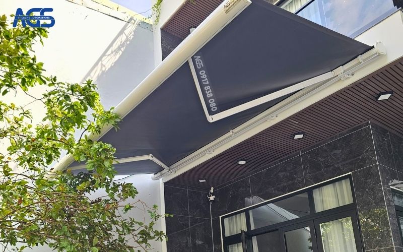 Mái che có khung trắng, bạt xám cực đẹp.