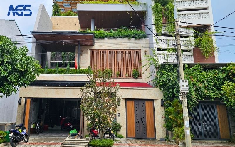 Mái che sân màu đỏ đô nổi bật ở trước nhà anh Tuấn.