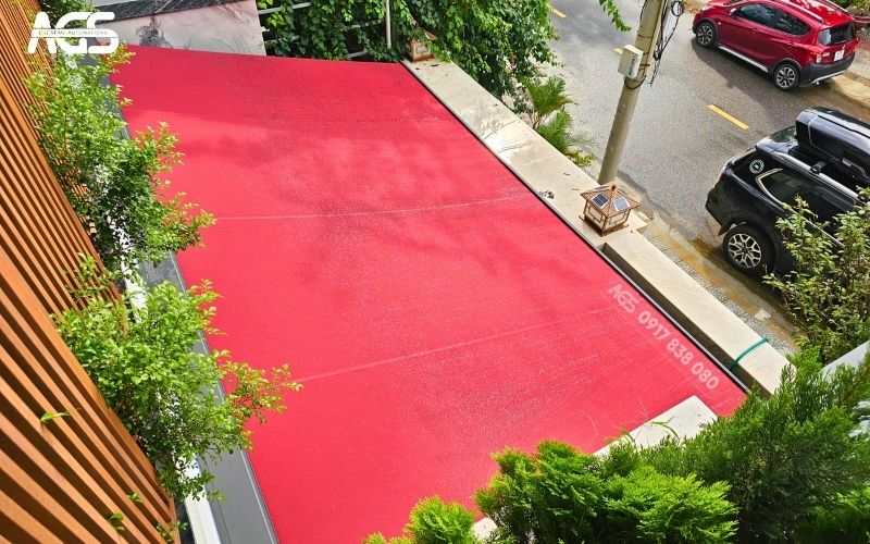 Màu đỏ đô khiến mặt tiền nổi bật, ấn tượng hơn.