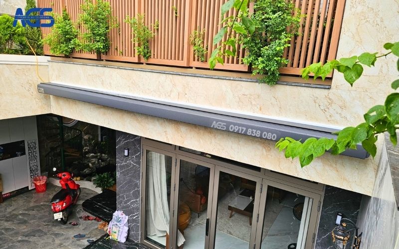 Mái che hiên thu gọn, đón nắng và gió khi cần.