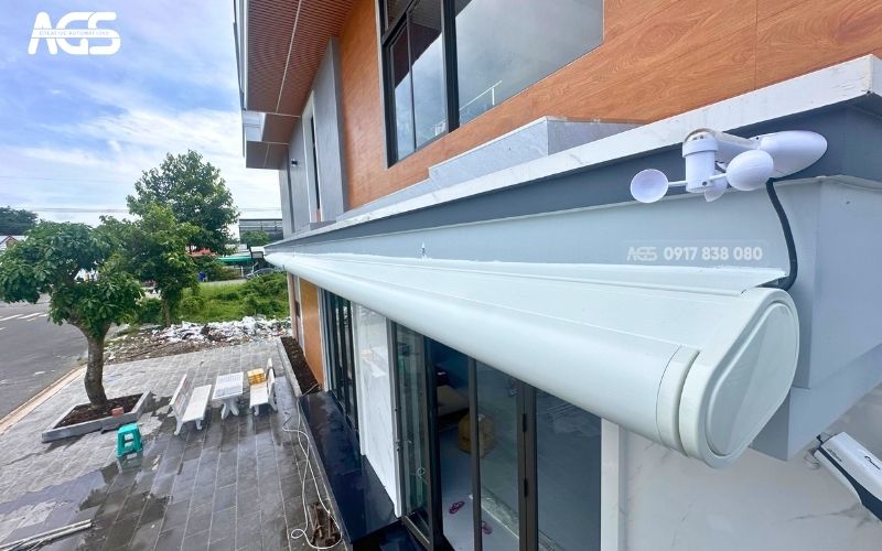 Mái hiên được tích lớp cảm biến gió phía trên để đóng - mở theo thời tiết