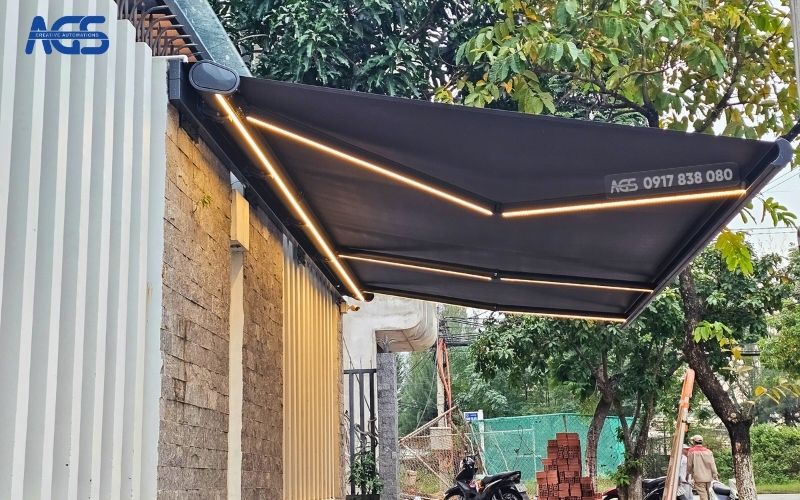 Mái che có khung xám, bạt xám ấn tượng.