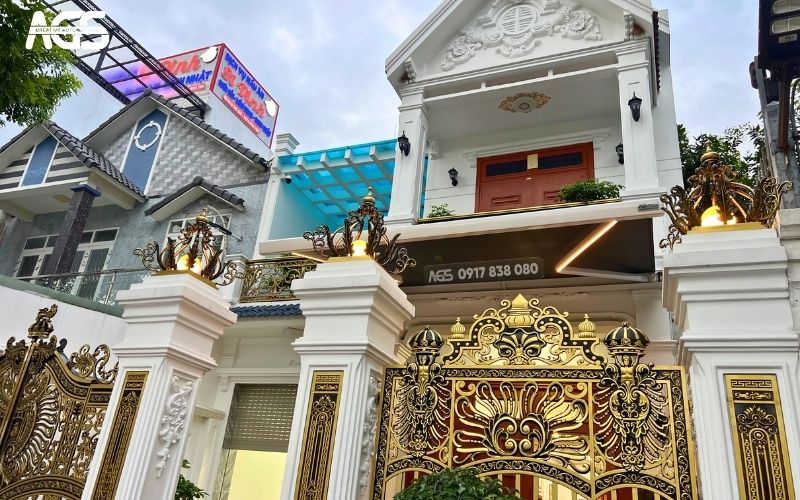 Mái che AGS khung trắng, bạt xám nâng tầm mặt tiền biệt thự.