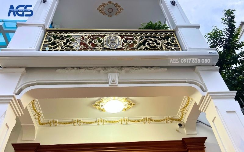 Mái che cửa gỗ khi thu lại cực gọn & thẩm mỹ.