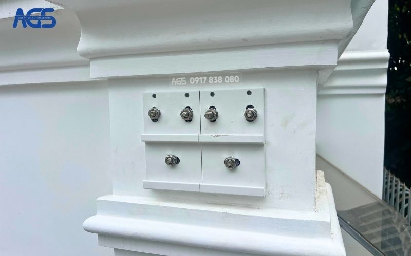 Mái hiên lắp ngay dầm bê tông cực kỳ chắc chắn.