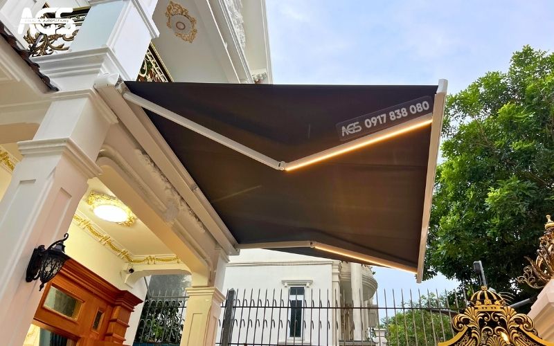 Mái che giúp bảo vệ bộ cửa gỗ quý.