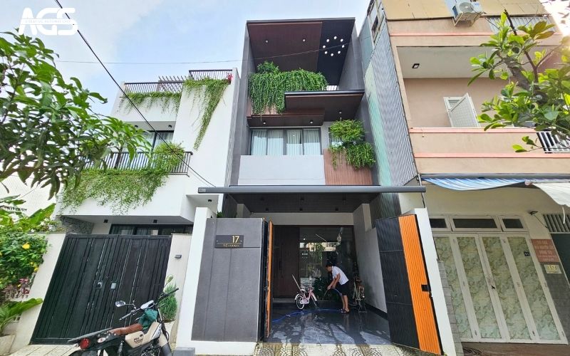 Mái hiên lắp gọn gàng, tăng tính thẩm mỹ cho mặt tiền nhà phố.